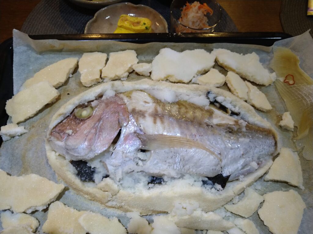 釣った真鯛を使った料理写真（塩釜焼）