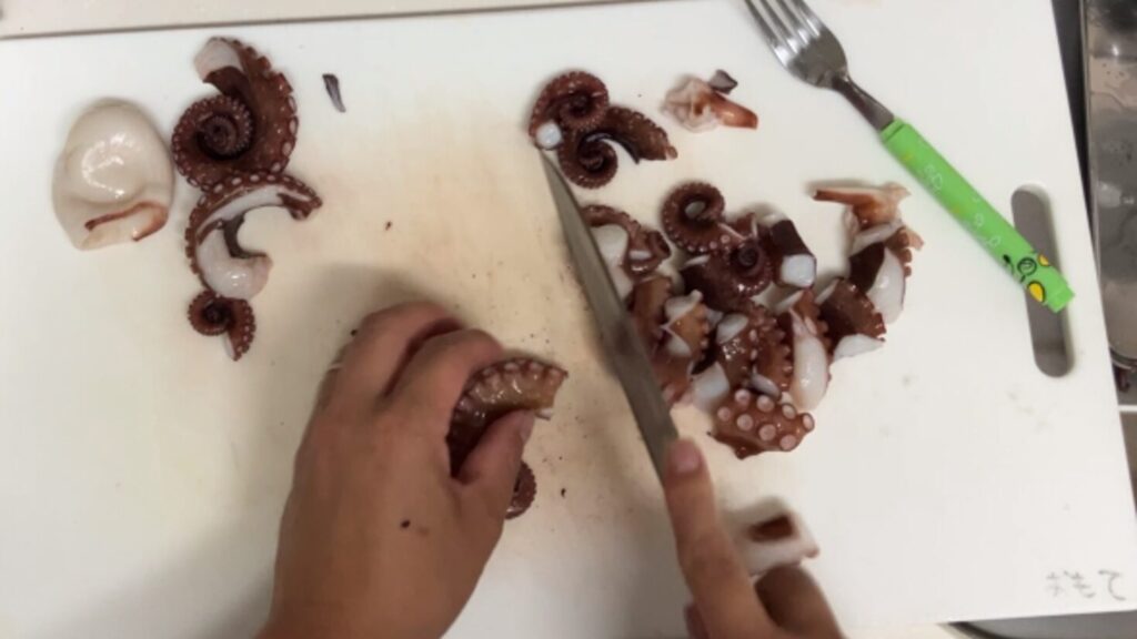 タコを食べやすい大きさに切る写真